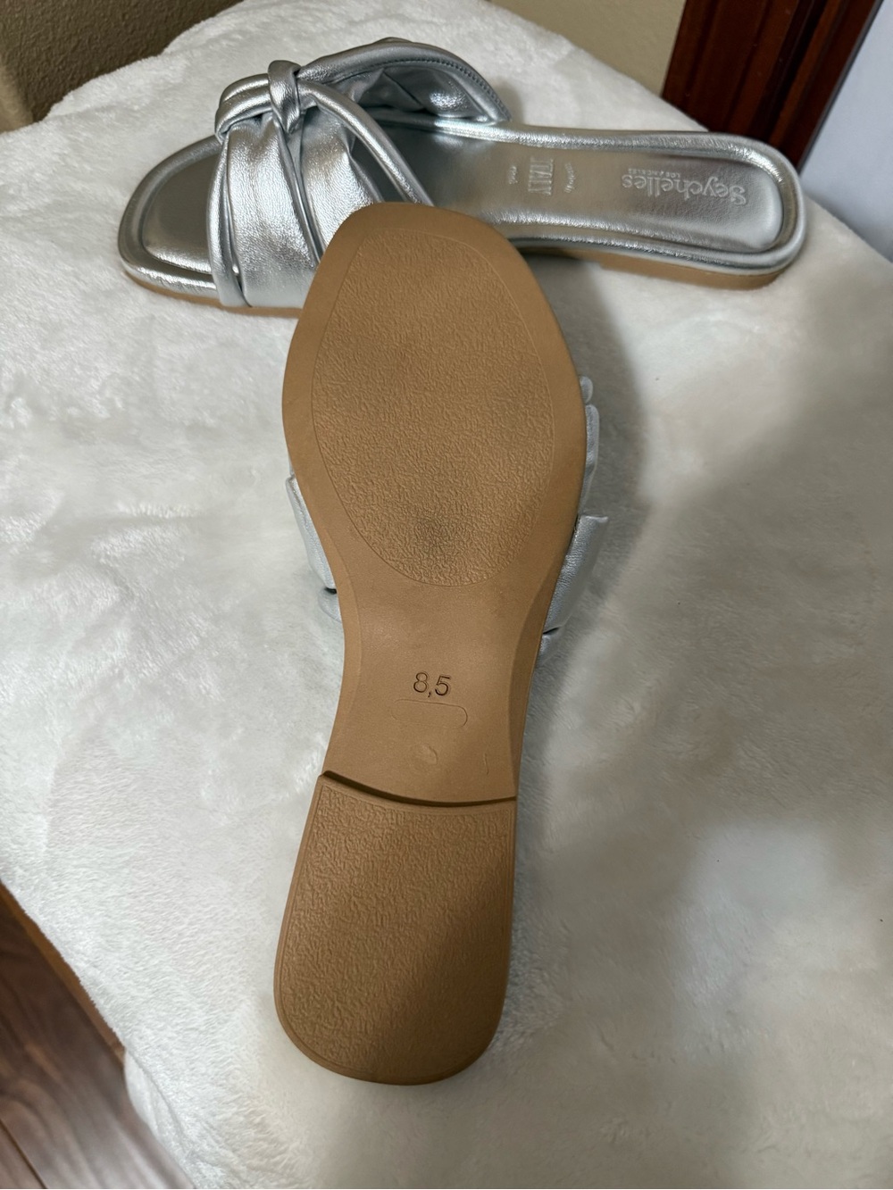 Seychelles Metallic Silver Knot Slide Sandals 8.5 NWOT - Picture 3 of 6